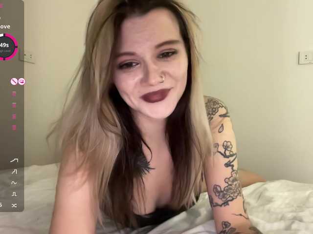 Alicee-teasee's BongaCams show and profile