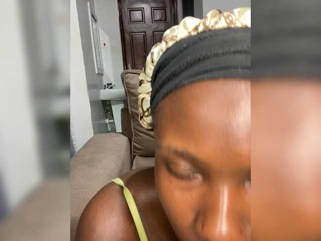 Curvyreen's BongaCams show and profile