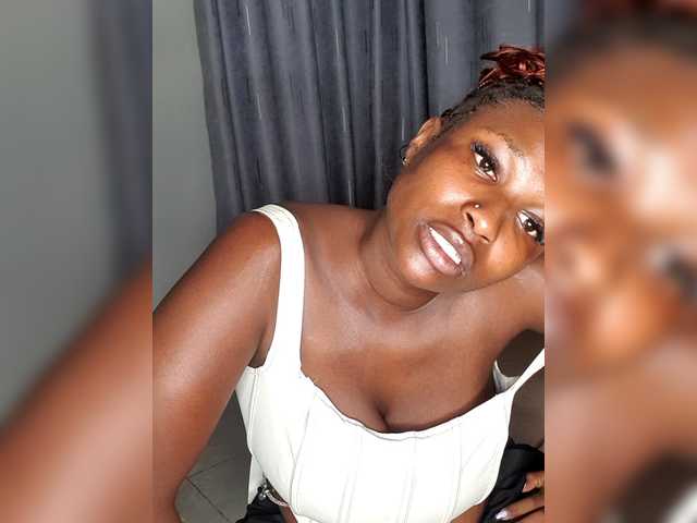 Curvyreen's BongaCams show and profile