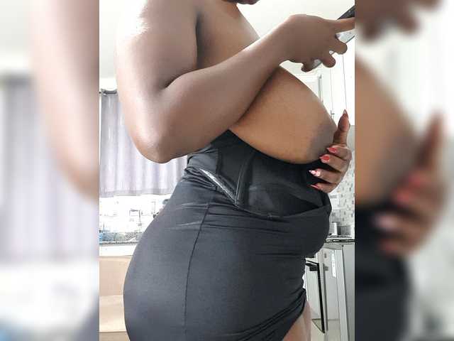 Curvyreen's BongaCams show and profile