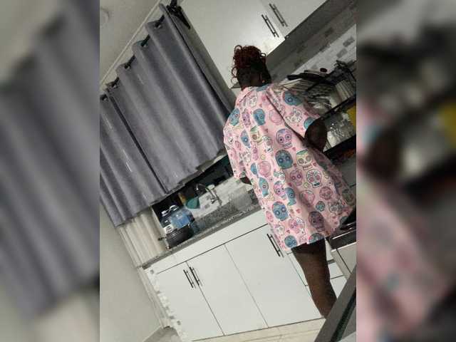 Curvyreen's BongaCams show and profile