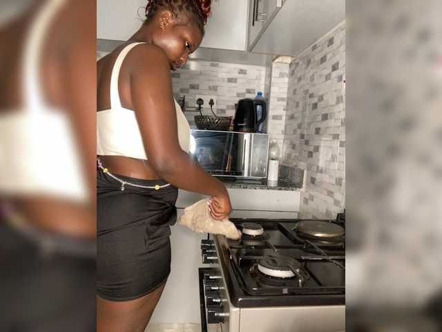 Curvyreen's BongaCams show and profile