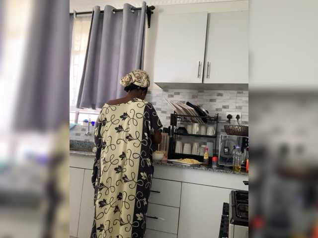 Curvyreen's BongaCams show and profile