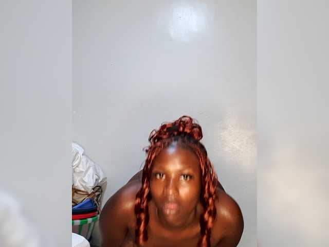 Curvyreen's BongaCams show and profile