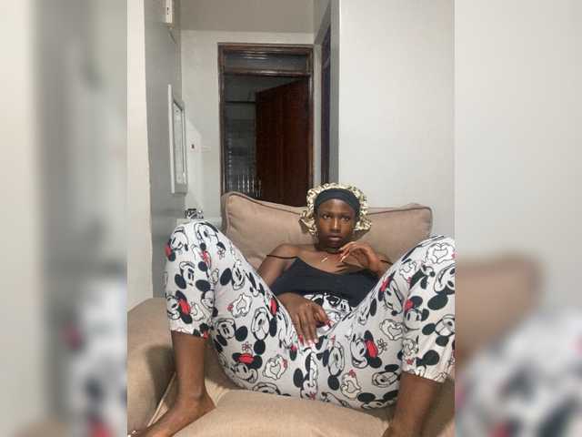 Curvyreen's BongaCams show and profile