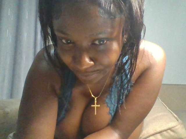 Curvyreen's BongaCams show and profile