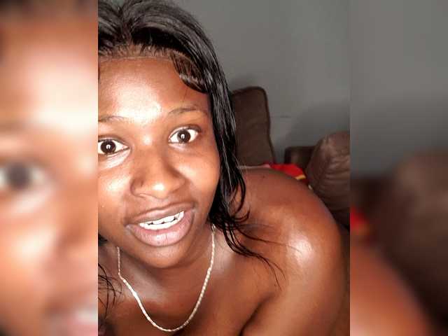 Curvyreen's BongaCams show and profile