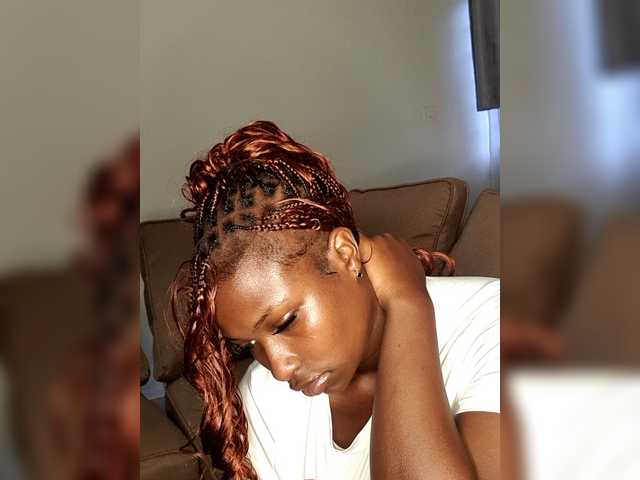 Curvyreen's BongaCams show and profile