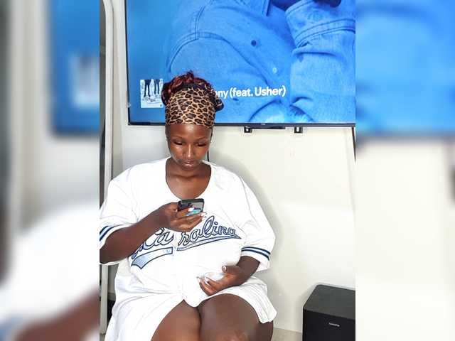 Curvyreen's BongaCams show and profile