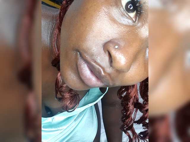 Curvyreen's BongaCams show and profile