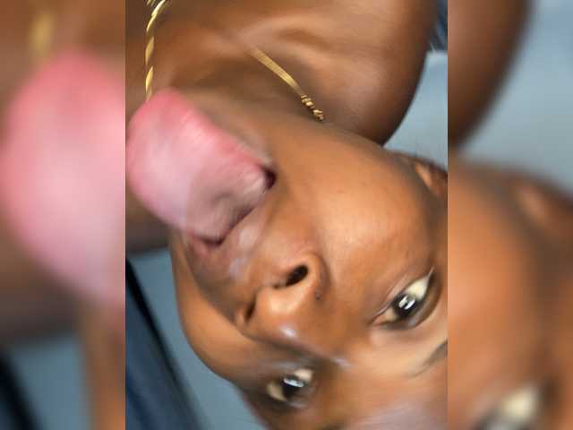 Curvyreen's BongaCams show and profile