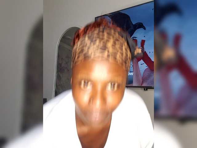 Curvyreen's BongaCams show and profile