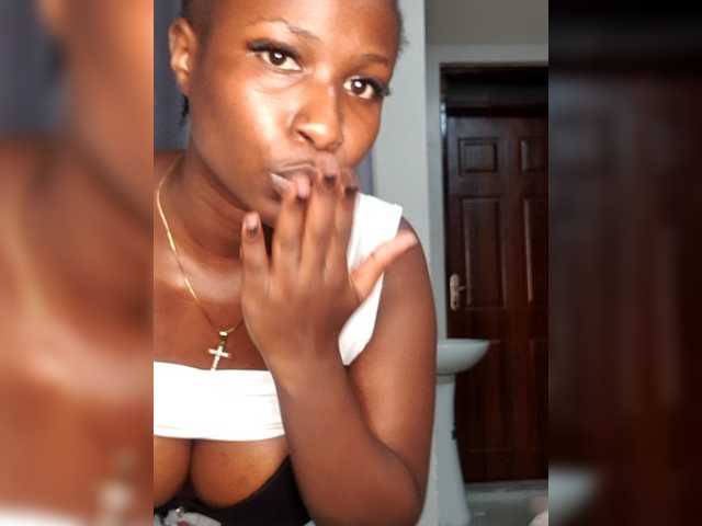 Curvyreen's BongaCams show and profile