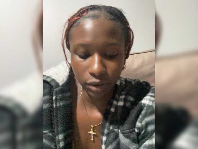 Curvyreen's BongaCams show and profile