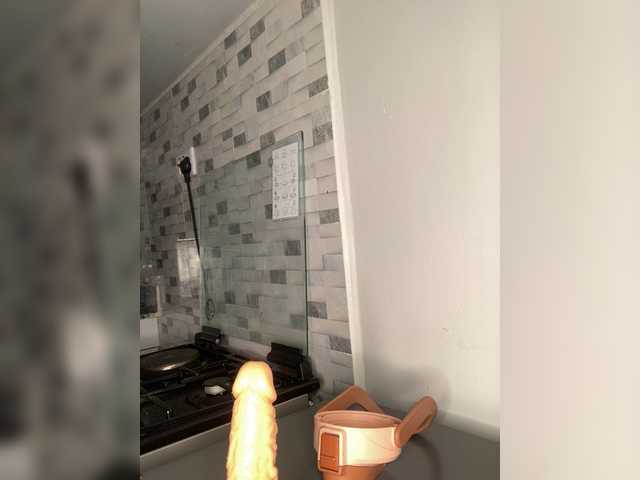 Curvyreen's BongaCams show and profile