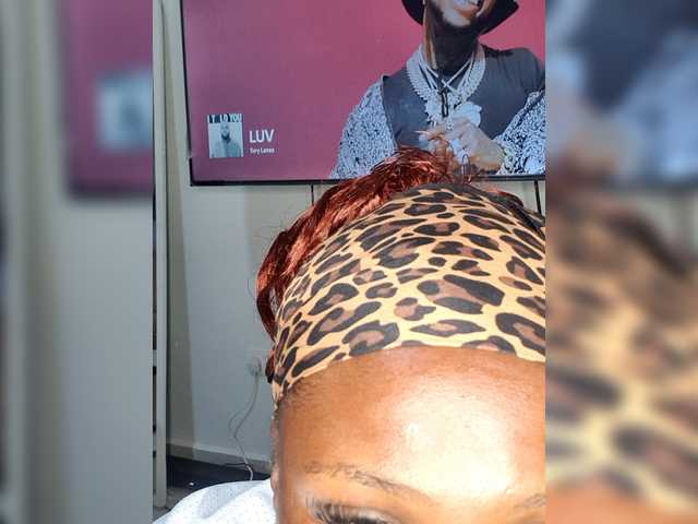 Curvyreen's BongaCams show and profile