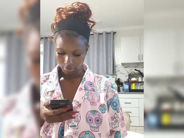 Curvyreen's BongaCams show and profile