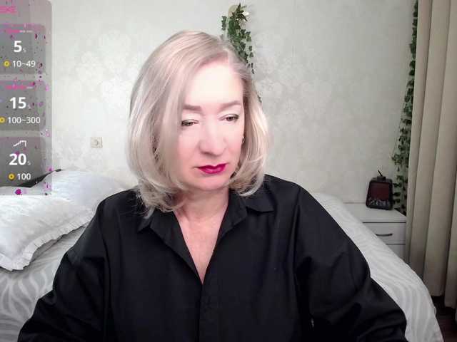 hunters-woman's Thumb Image