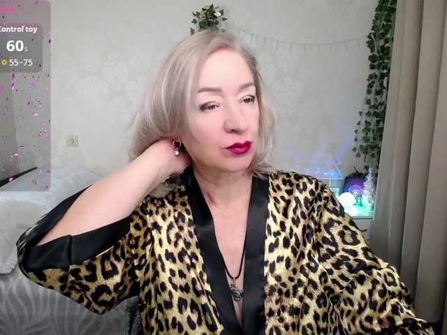 hunters-woman's Thumb Image