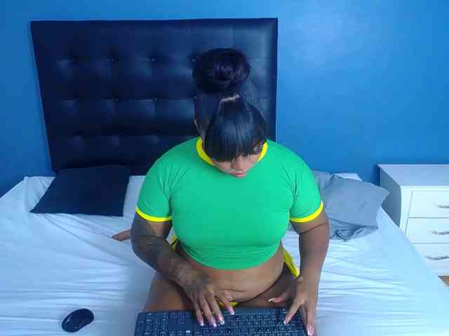 naughty-big-ass18 webcam