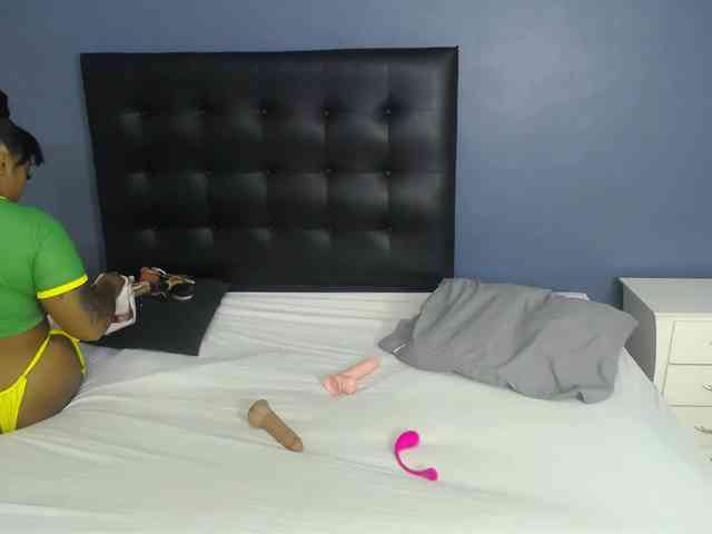 naughty-big-ass18 webcam