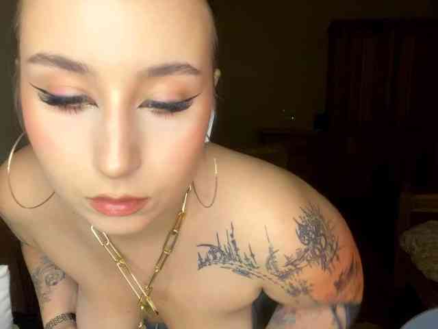 LakishaOtukolo webcam