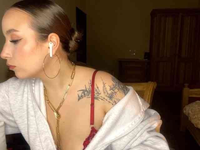 LakishaOtukolo webcam