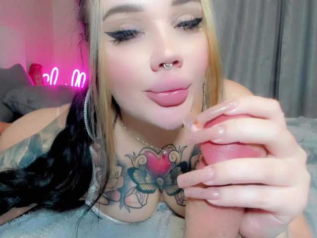 Aira-Vi's BongaCams show and profile