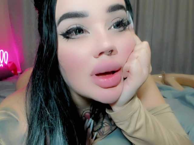 Aira-Vi's BongaCams show and profile