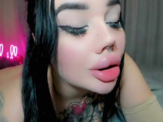 Aira-Vi's BongaCams show and profile