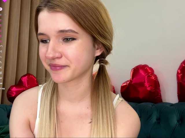 MicaFiechter —  Hi! I'm Vikki, I'd love to chat with you :)  @total Chest close-up squeeze