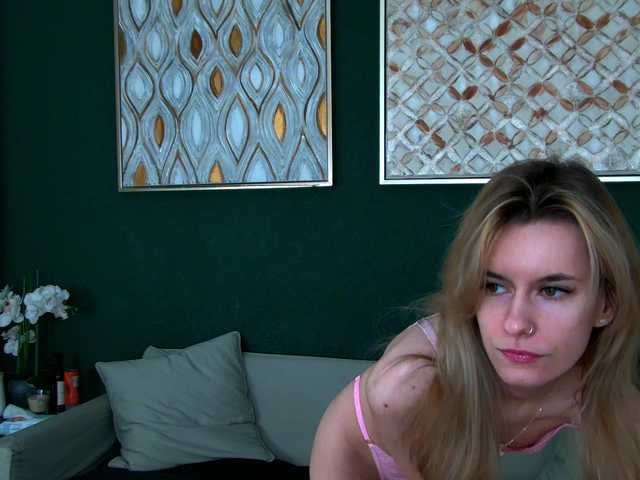 RoxanneJoy's BongaCams show and profile