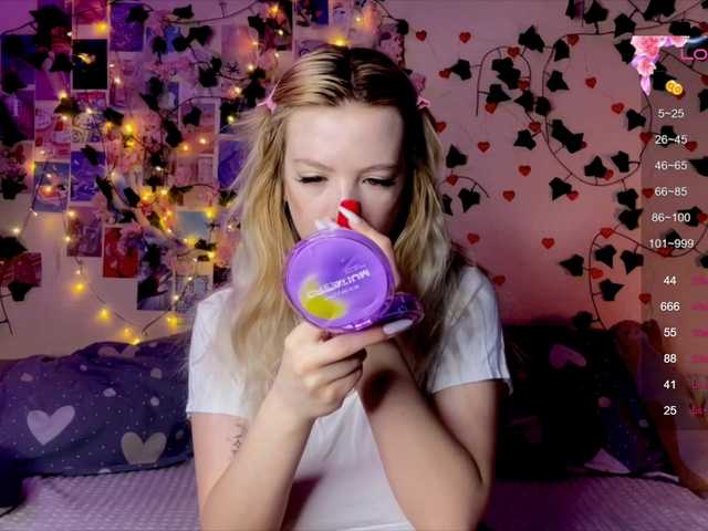 Mirabbella's BongaCams show and profile