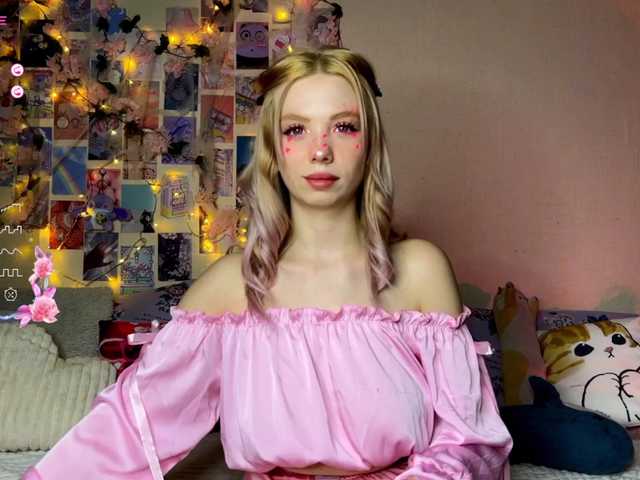 Mirabbella's BongaCams show and profile