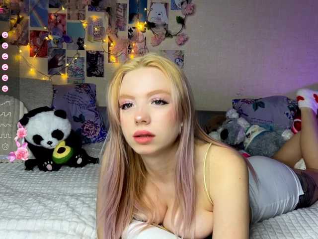 Mirabbella's BongaCams show and profile