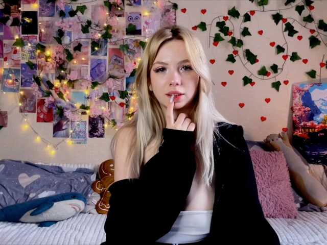 Mirabbella's BongaCams show and profile