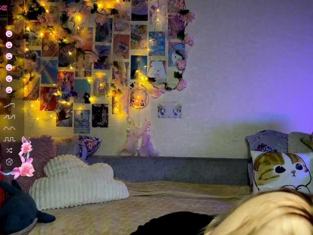 Mirabbella's BongaCams show and profile