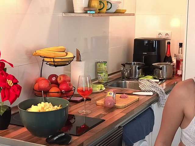 стрип от MaybeBabeTV