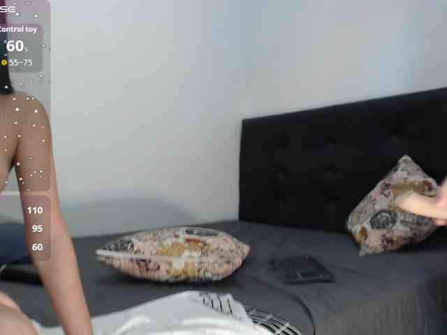 VenusMiloNaylaNova webcam