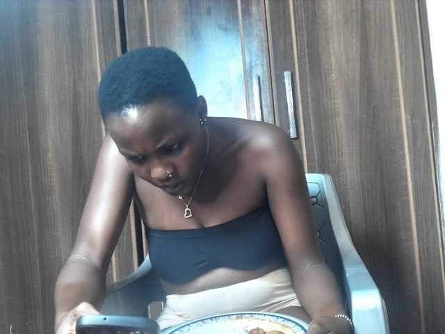 Queenbee25 webcam bongacams model stream image