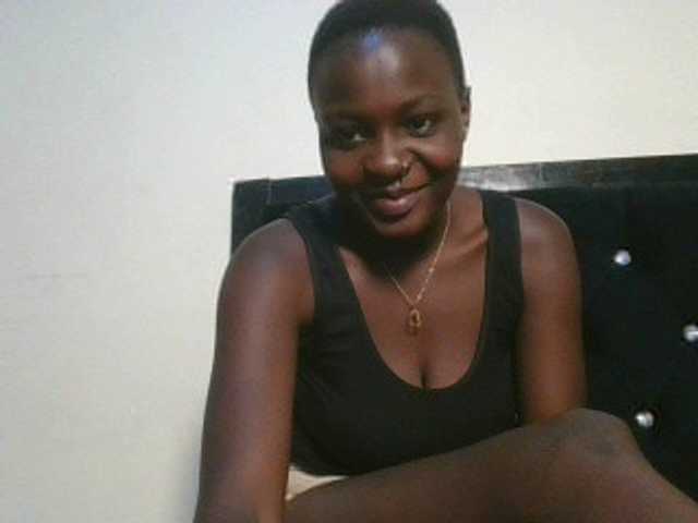 Queenbee25 webcam bongacams model stream image