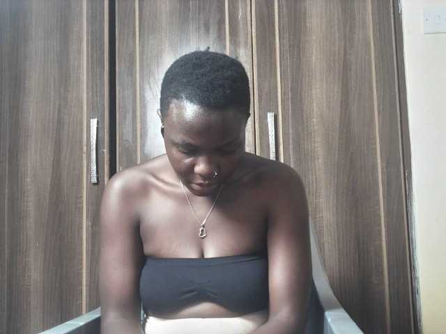 Queenbee25 webcam bongacams model stream image