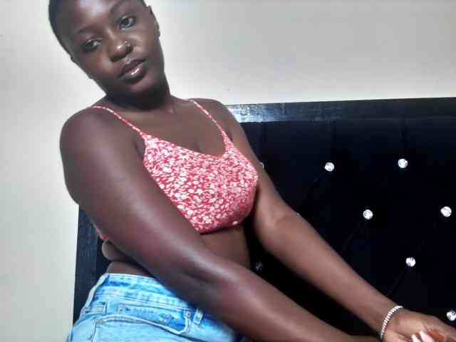 Queenbee25 Live Webcam on BongaCams