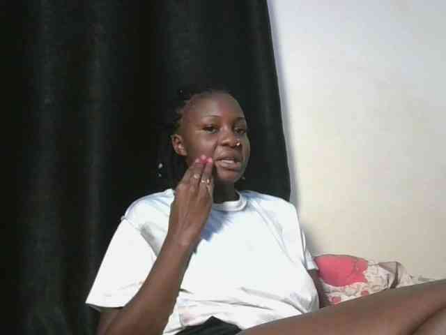 Queenbee25 Live Webcam on BongaCams