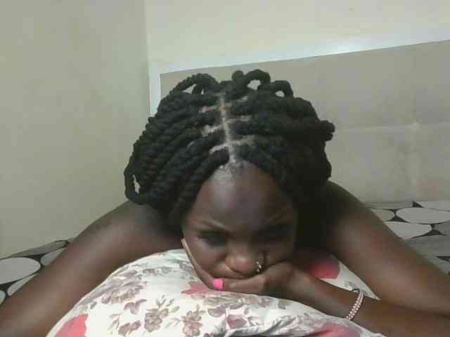 Queenbee25 Live Webcam on BongaCams