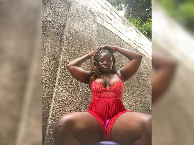 Sweetjuicyass-1 webcam bongacams model stream image