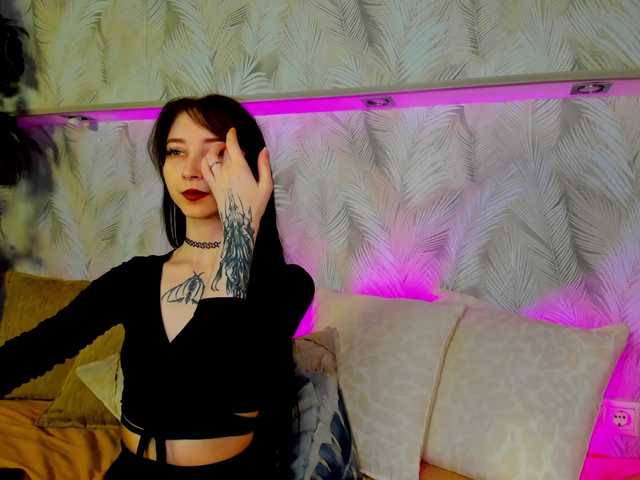 Ellen-Hops live cam profile