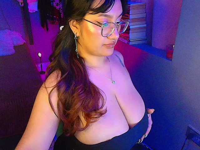 Sophiejuicy's BongaCams show and profile