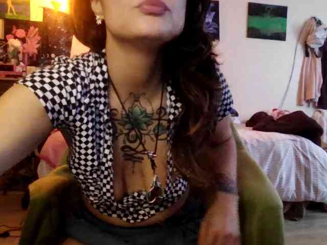 Sexynicki25 webcam