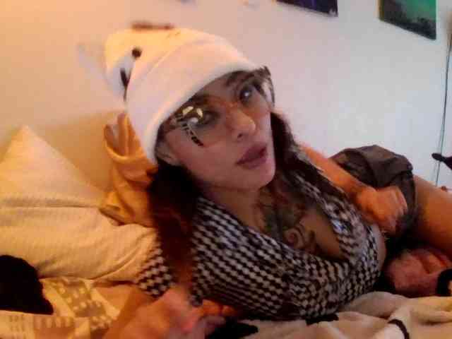 Sexynicki25 webcam